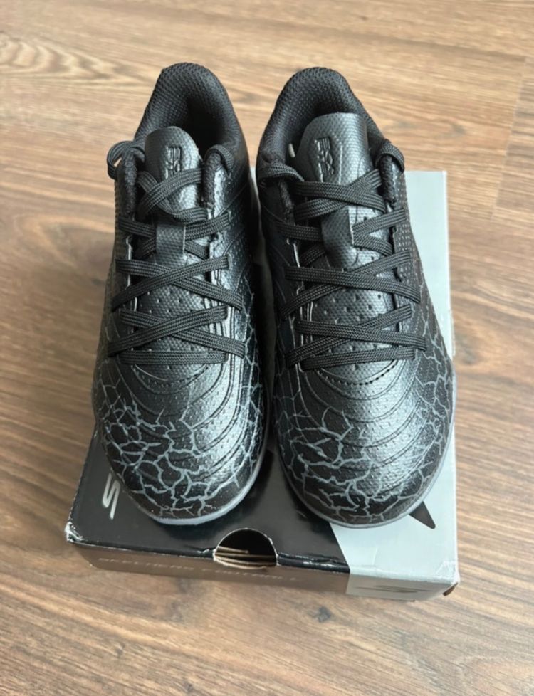 Kids Skechers Black Toddler Football Shoes uk size 9.5K image 1