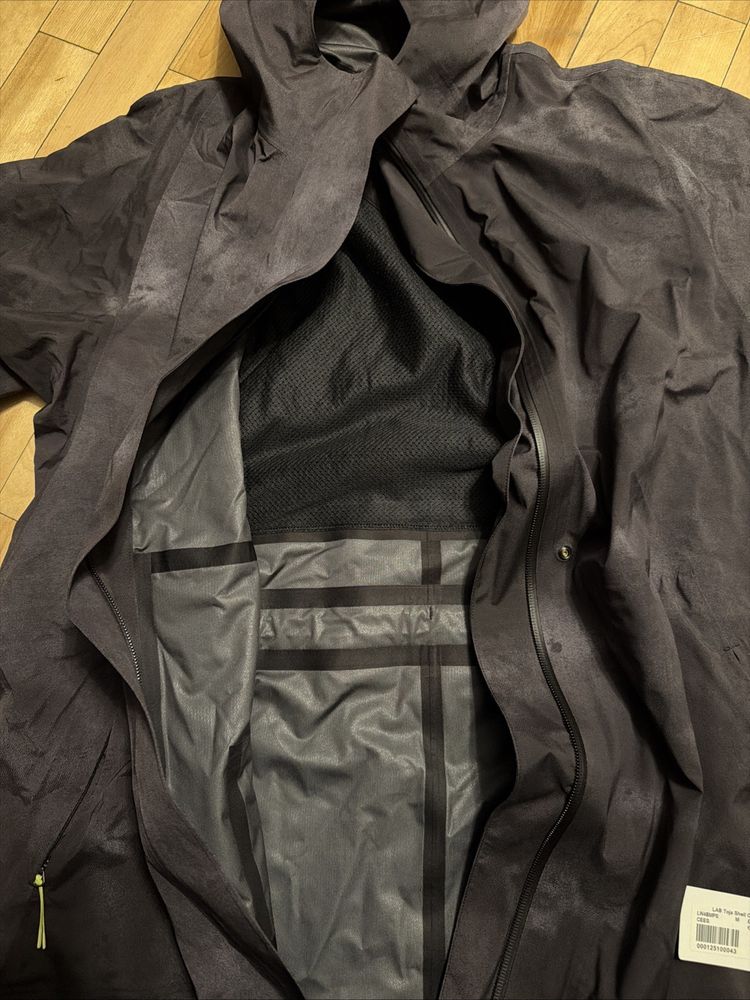 Immagine di lululemon Lab Toja Shell Coat Mac Medium RRP £298 Celestial Black Granite BNWT 4