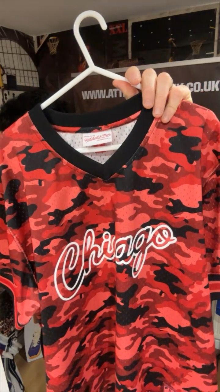 Other CHICAGO BULLS LARGE RED CAMO T SHIRT  product image