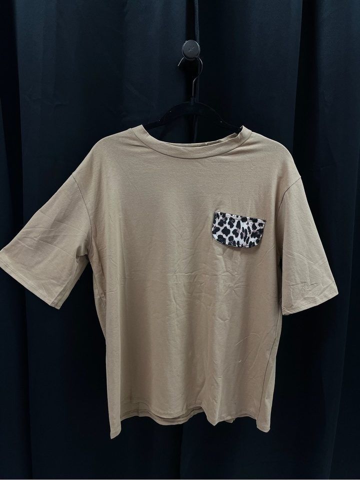 Beige T-Shirt With Leopard Print Pocket obraz 1