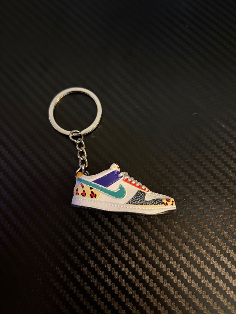 Nike low dunks Sneaker Keychains including pair and box image 3