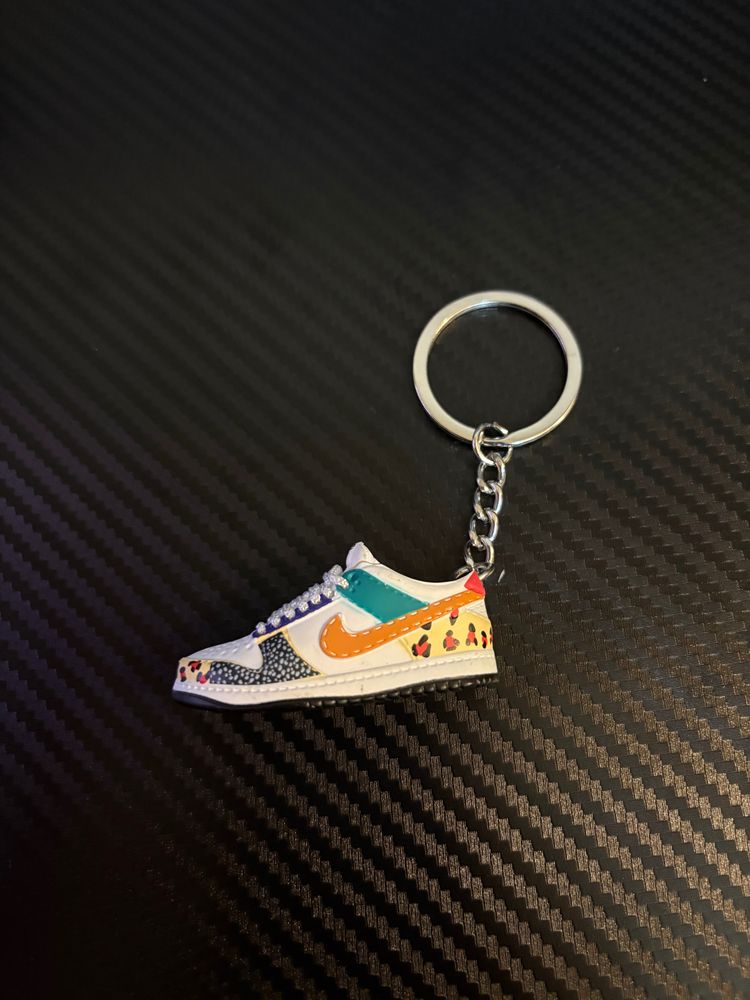 Nike low dunks Sneaker Keychains including pair and box image 2