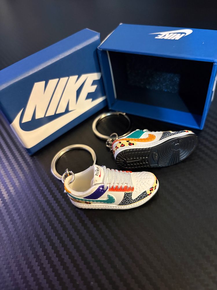 Nike low dunks Sneaker Keychains including pair and box image 1