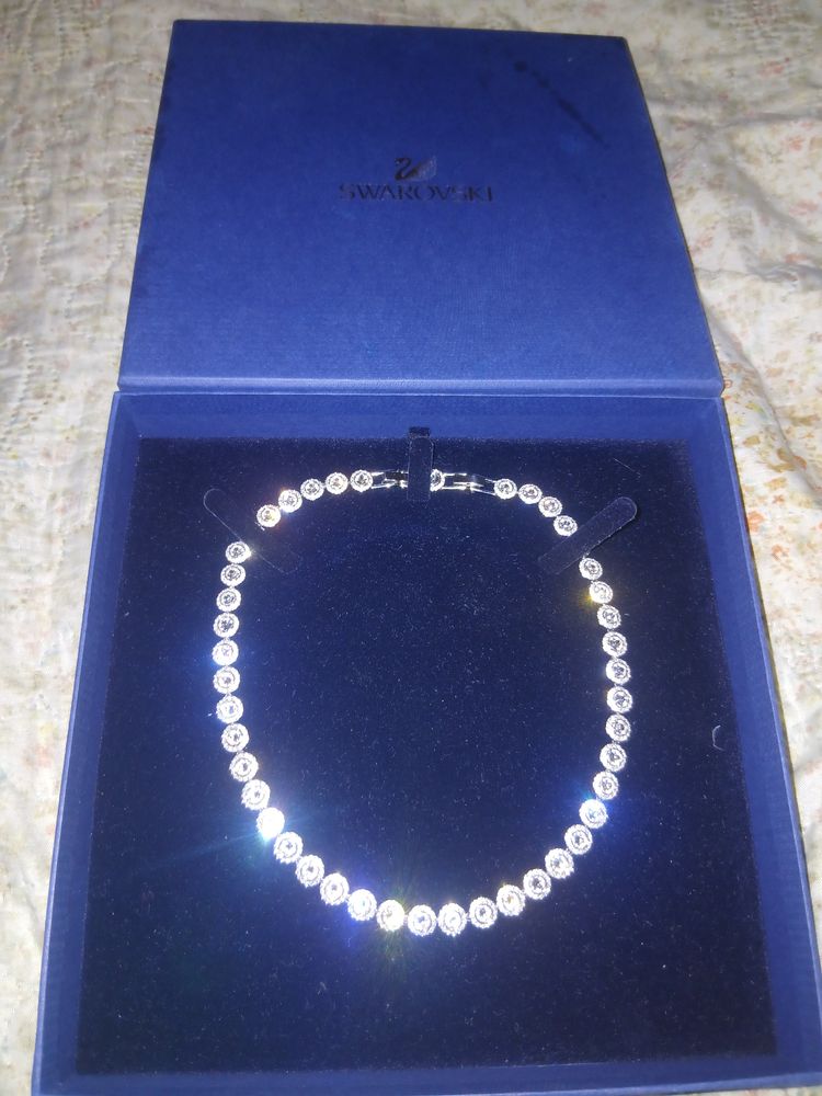 Immagine di Swarovski Una Angelic necklace and stud earrings set Round cut, Medium, White, Rhodium plated 5