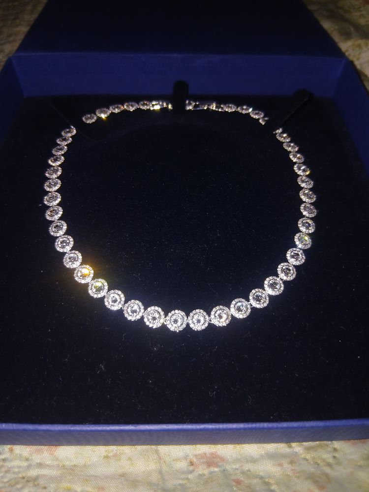 Immagine di Swarovski Una Angelic necklace and stud earrings set Round cut, Medium, White, Rhodium plated 6