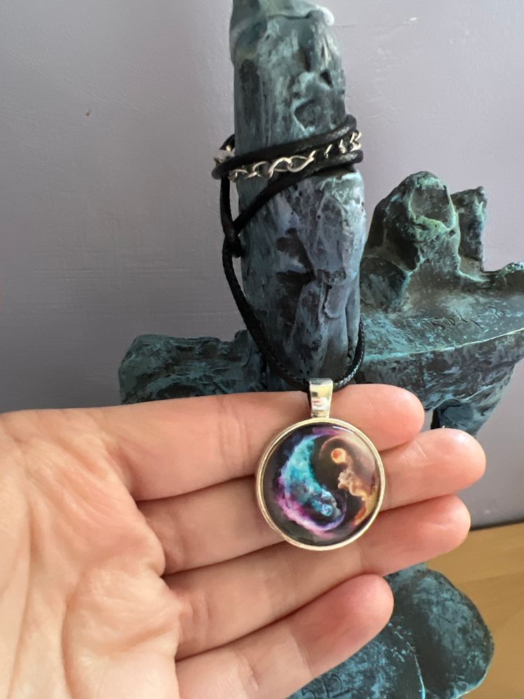 BEAUTIFUL UNIQUE YIN YANG STYLE HANDMADE GLASS NECKLACE