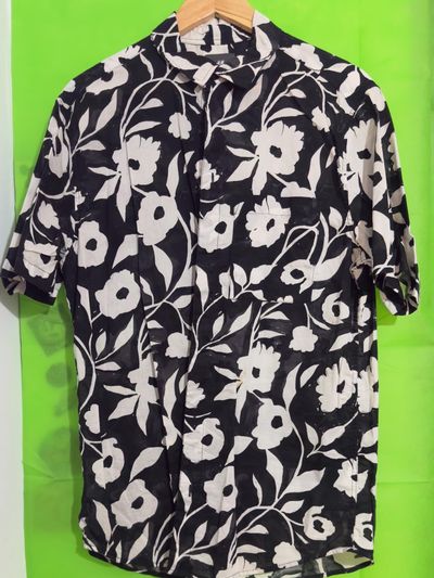 Camisa floral en blanco y negro