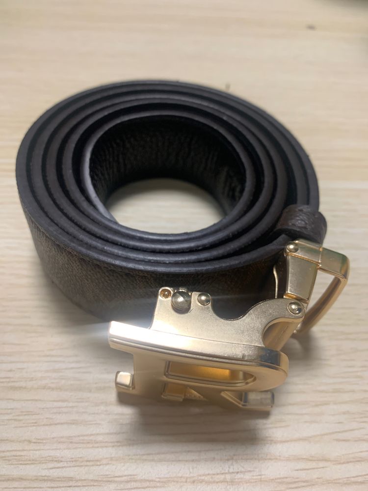 Immagine di Black Leather Belt With Gold Buckle 1