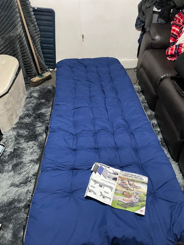 Folding Camping Bed With Blue Padded Mattress obraz 2