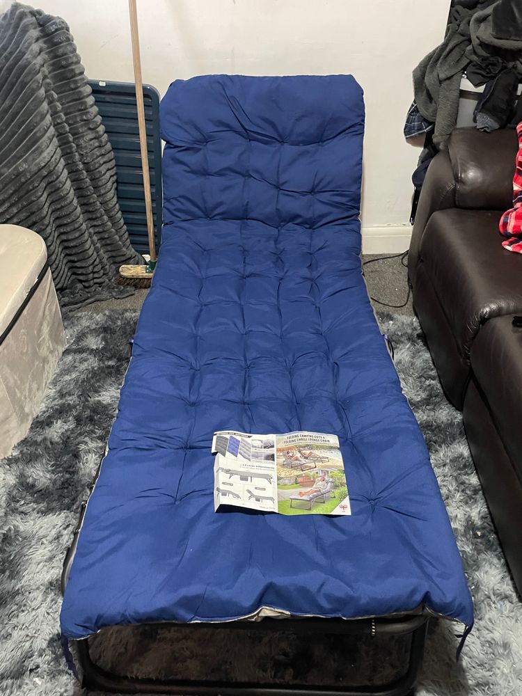 Folding Camping Bed With Blue Padded Mattress obraz 3