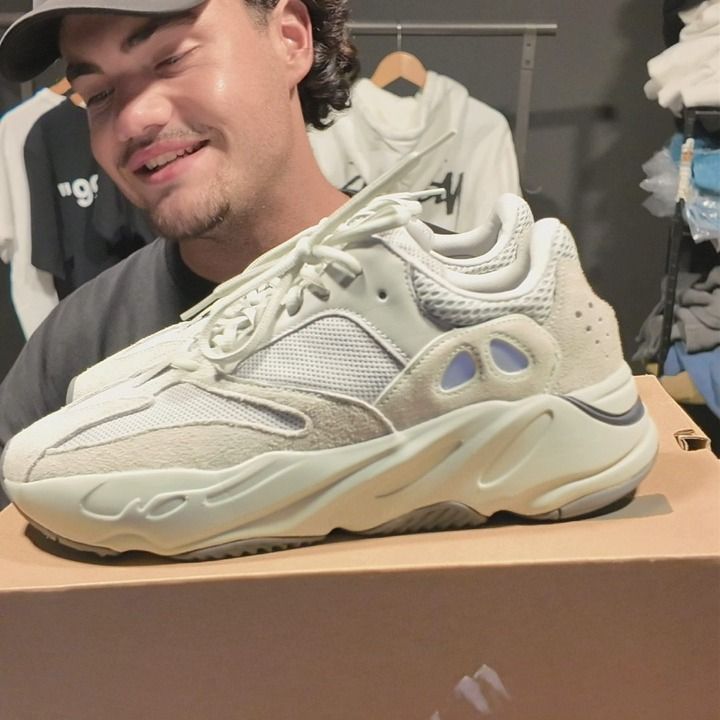 YEEZY 700 SALT 43 NUEVAS imagen 1