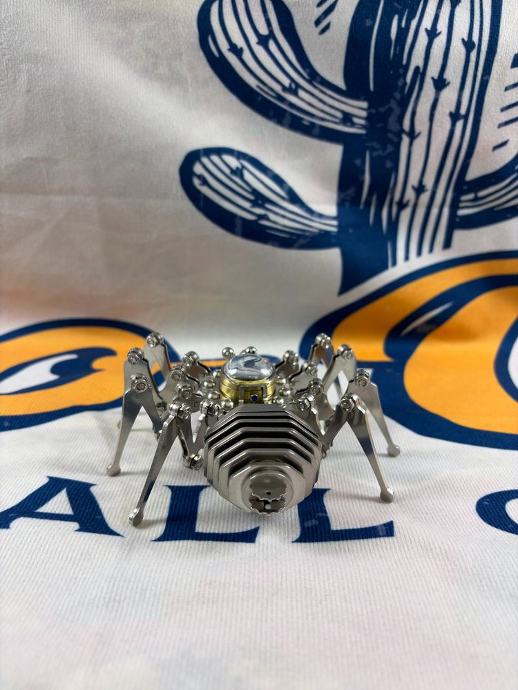 Metallic Spider Figurine With Mechanical Design obraz 3