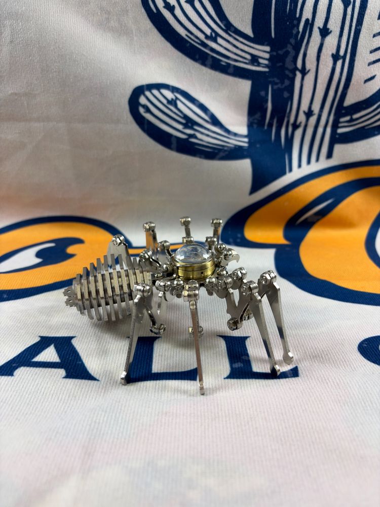 Metallic Spider Figurine With Mechanical Design imagen 1