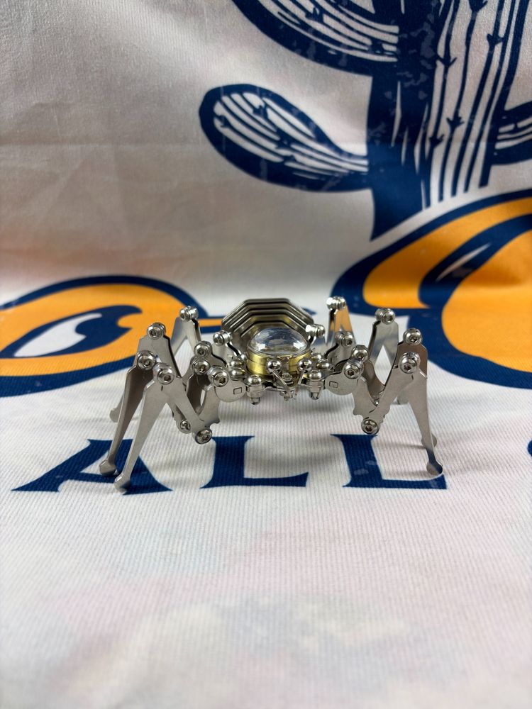 Metallic Spider Figurine With Mechanical Design obraz 2