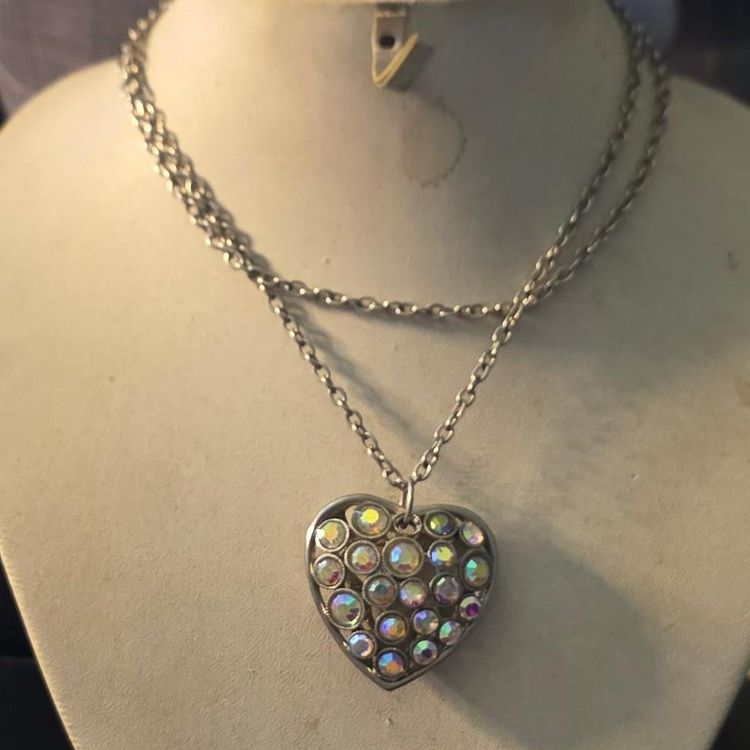 Heart-Shaped Pendant Necklace With Iridescent Stones image 4
