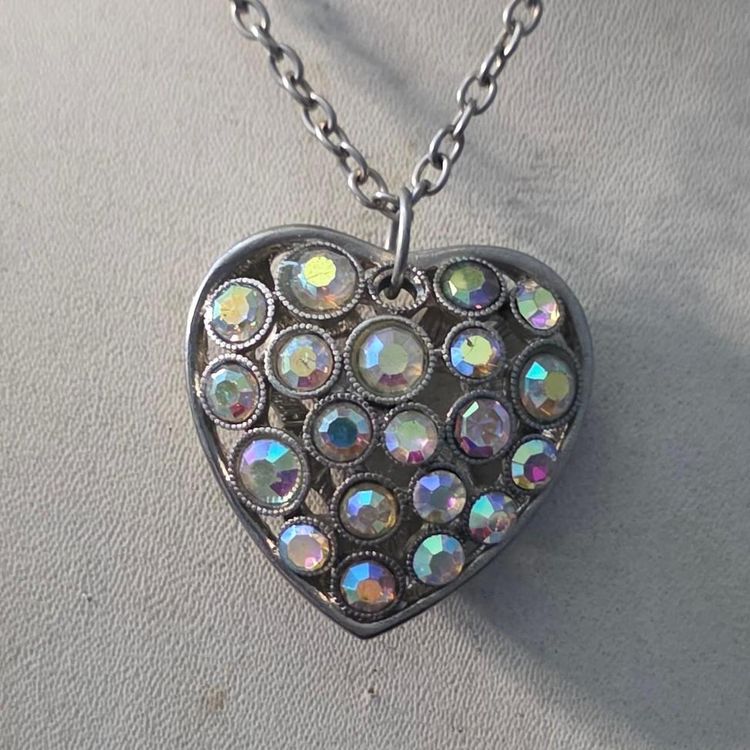 Heart-Shaped Pendant Necklace With Iridescent Stones image 8