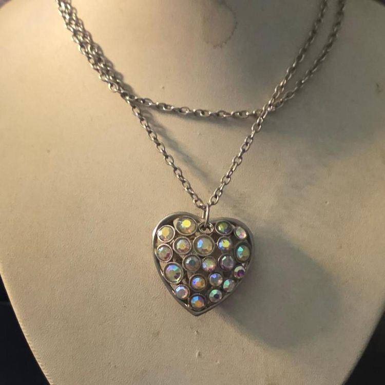 Heart-Shaped Pendant Necklace With Iridescent Stones image 3
