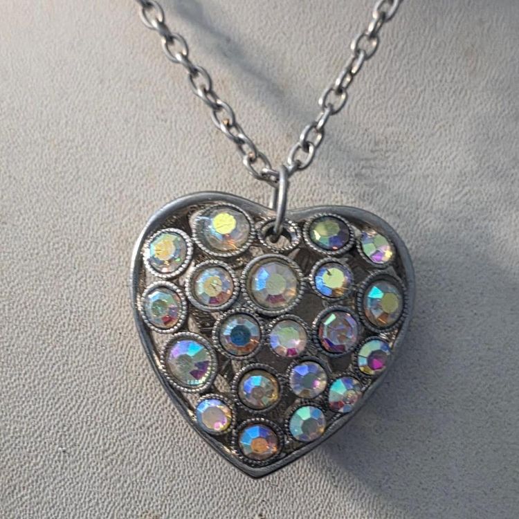 Heart-Shaped Pendant Necklace With Iridescent Stones image 7
