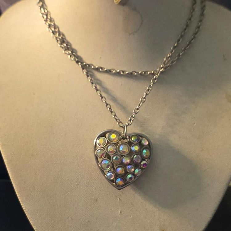 Heart-Shaped Pendant Necklace With Iridescent Stones image 1