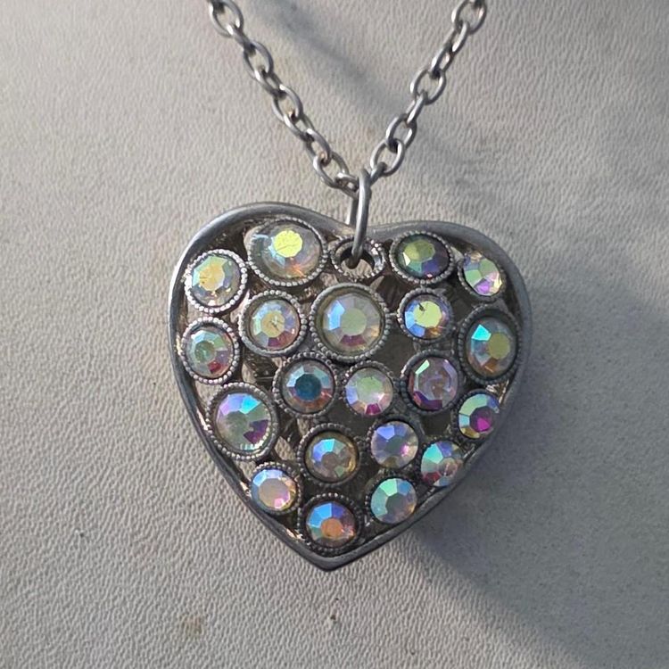 Heart-Shaped Pendant Necklace With Iridescent Stones image 5
