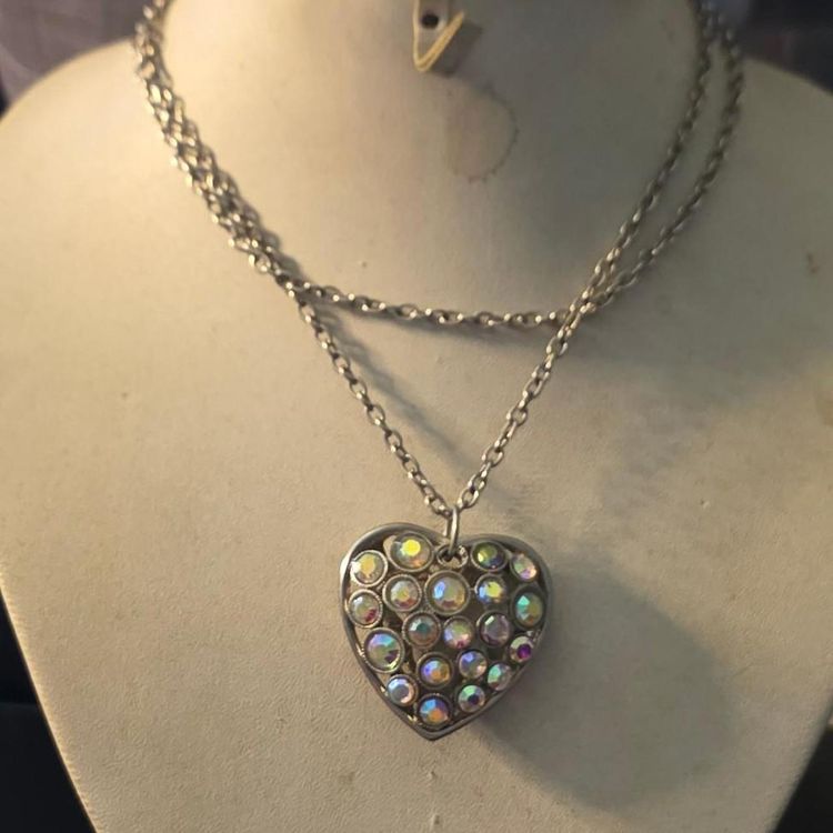 Heart-Shaped Pendant Necklace With Iridescent Stones image 2