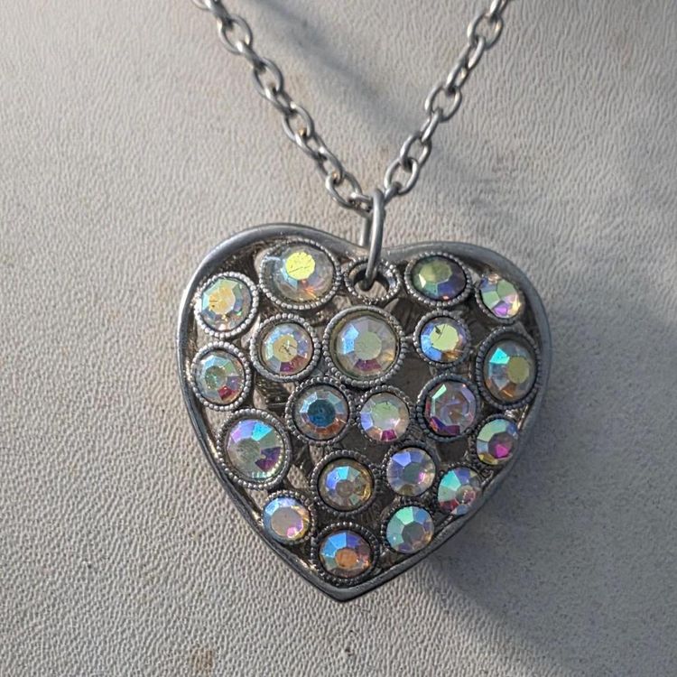 Heart-Shaped Pendant Necklace With Iridescent Stones image 10