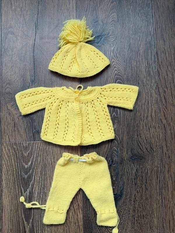 Yellow Knitted Baby Clothing Set With Hat, Cardigan, And Pants obraz 1
