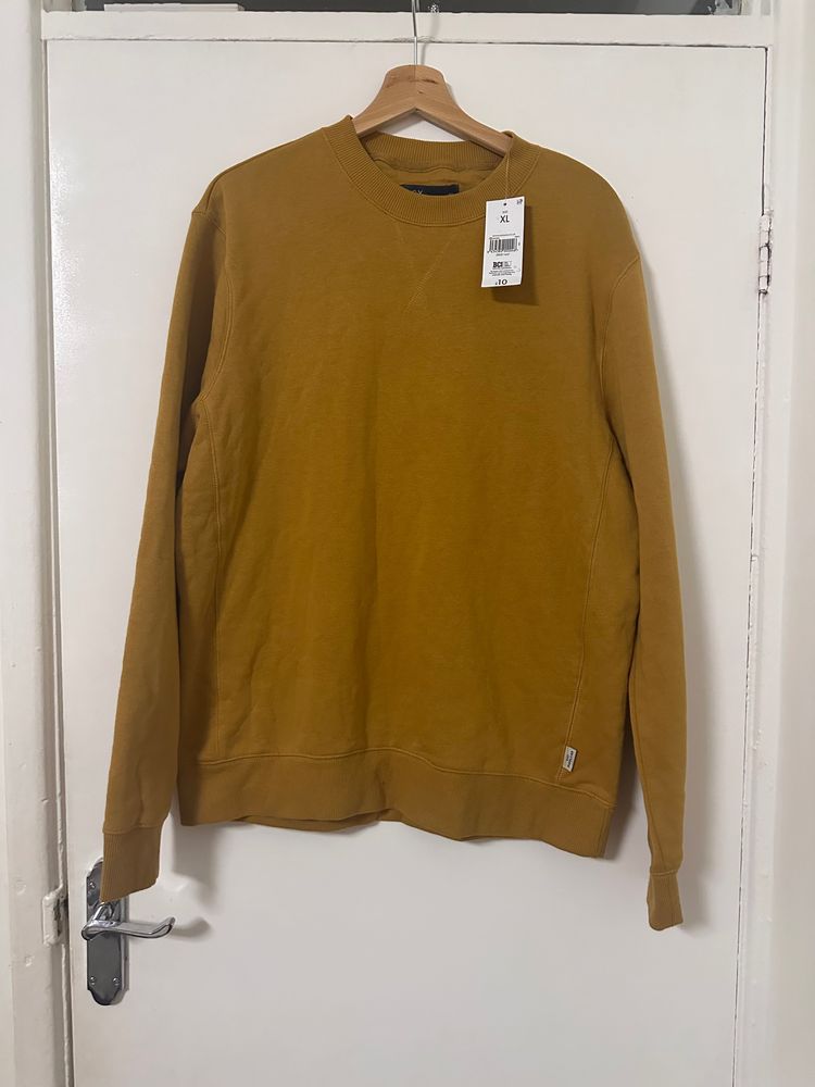 Mustard sweatshirt