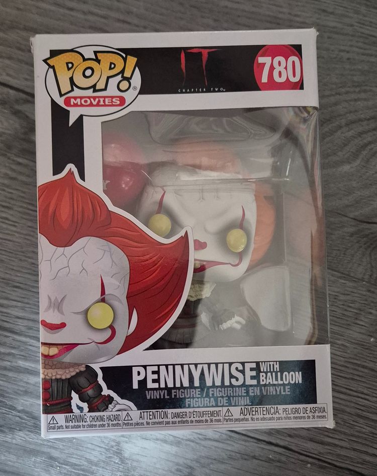 Pennywise With Balloon Vinyl Figure