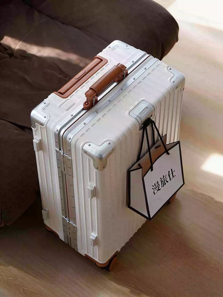 White Hard-Shell Suitcase With Brown Handles imagen 1