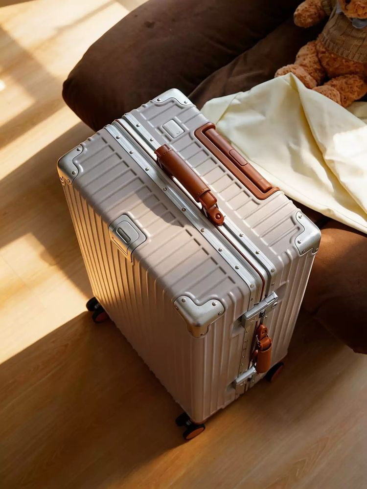 White Hard-Shell Suitcase With Brown Handles imagen 2