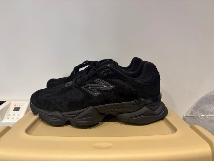 New Balance Black Sneakers