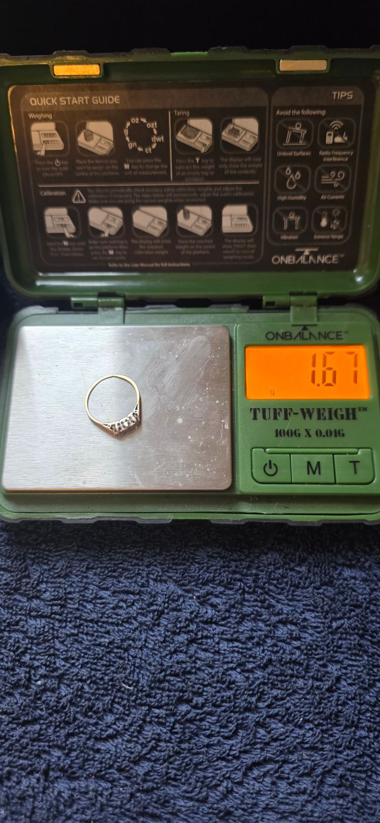 18ct gold Gold Ring With Small Diamonds size M 1.67grams