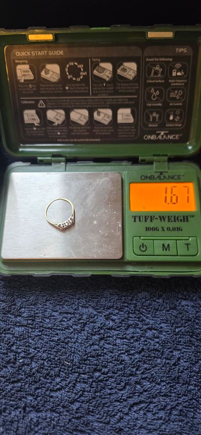 18ct gold Gold Ring With Small Diamonds size M 1.67grams