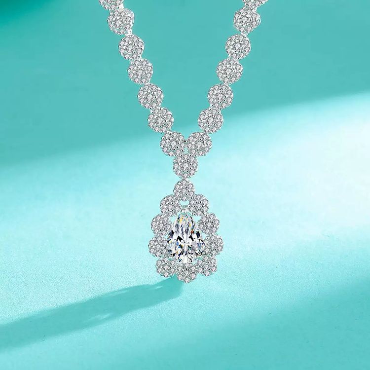 Silver Necklace With Teardrop Pendant