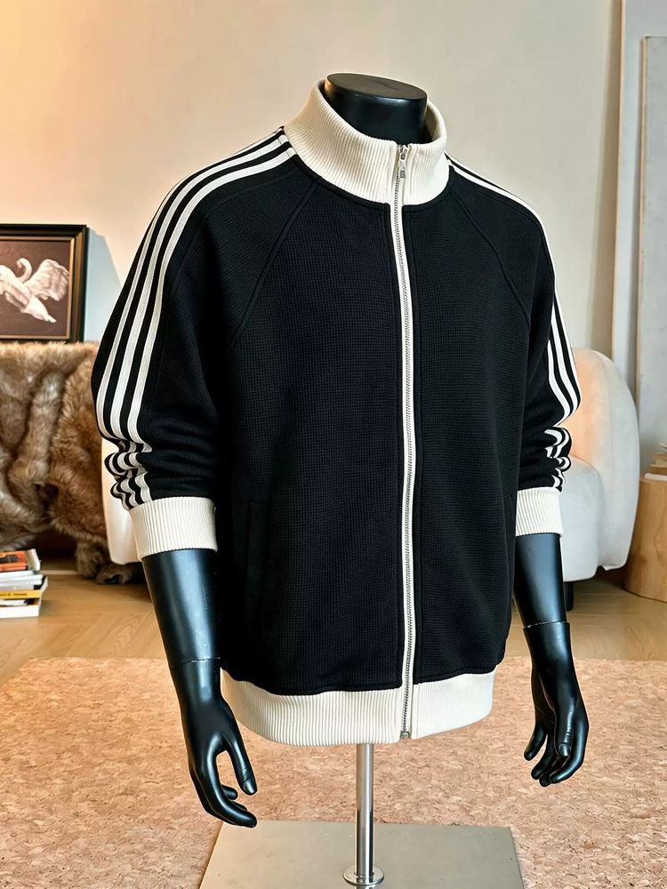 Black And White Zip-Up Jacket With Striped Sleeves obraz 2