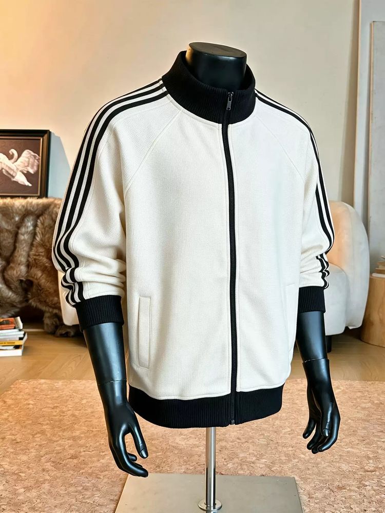 Black And White Zip-Up Jacket With Striped Sleeves imagen 1