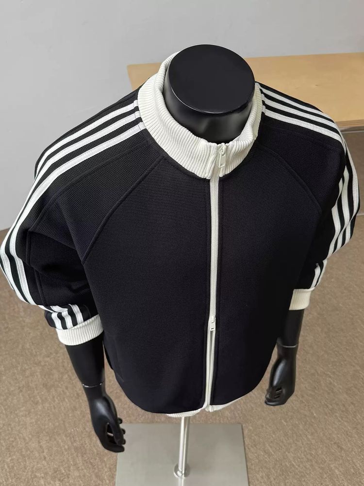 Black And White Zip-Up Jacket With Striped Sleeves obraz 3