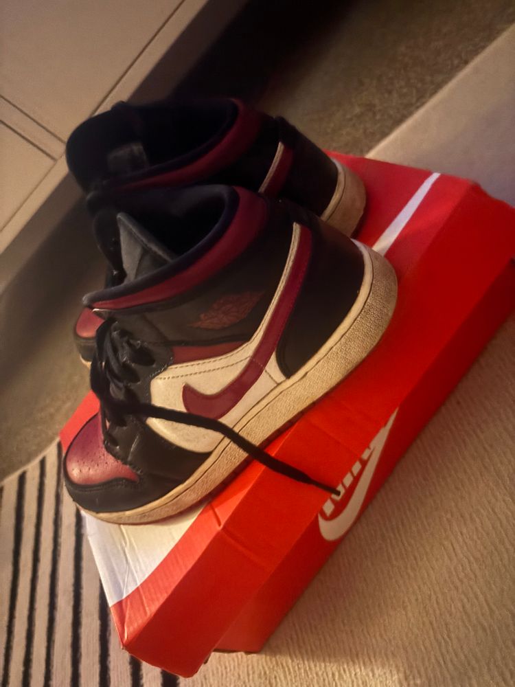 Nike Air Jordan 1 Mid Sneakers image 4