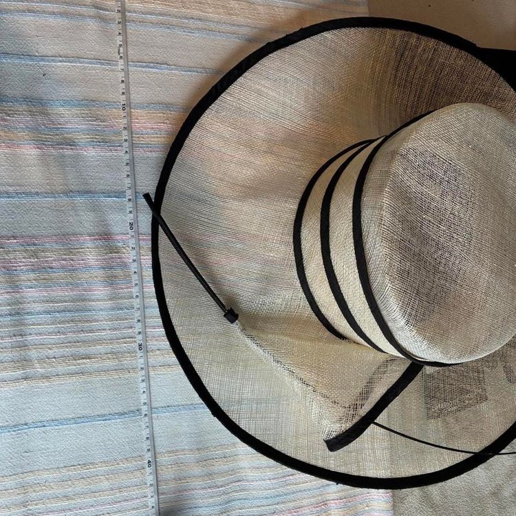 Wide Brim Straw Hat With Black Trim imagen 2