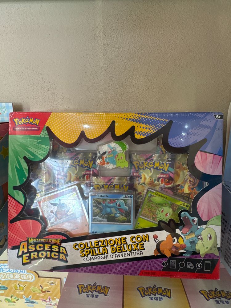 Pokémon Ascesa Eroica Collezione Con Spilla Deluxe
