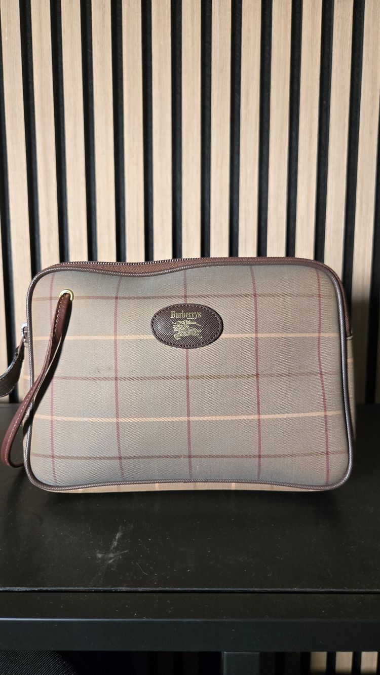 B45 Burberry Nova Check Clutch Bag
