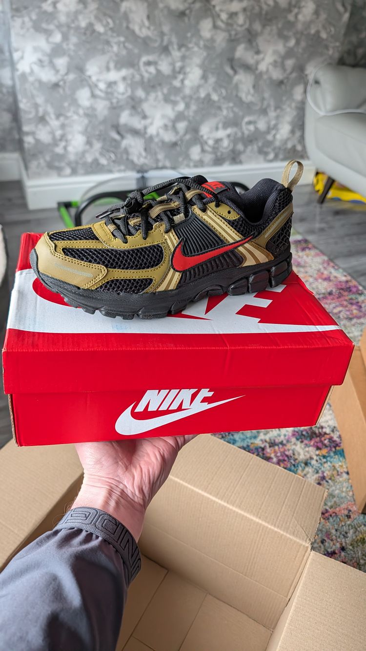 Nike Vomero SE - Black and Gold - UK 5 - RRP 135