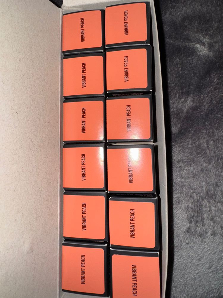 Huda beauty Vibrant Peach Makeup x 1