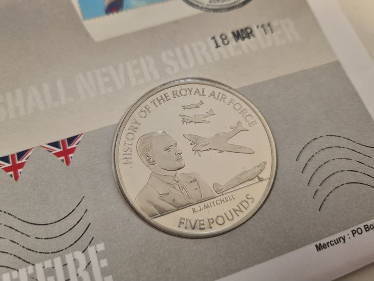 Commemorative Coin Cover With Five Pounds Coins imagen 3