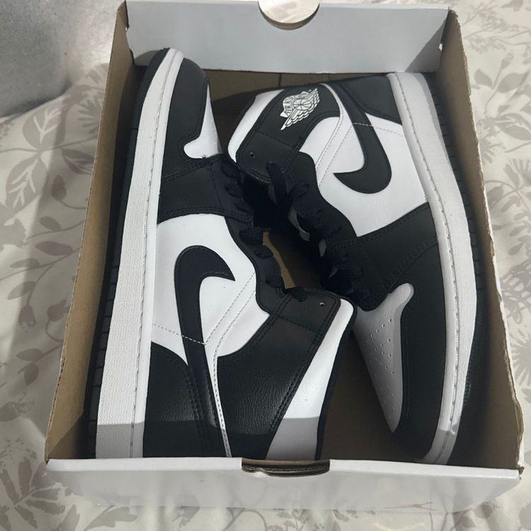 Nike Jordan 1 mid UK 8 panda brand new half box 2