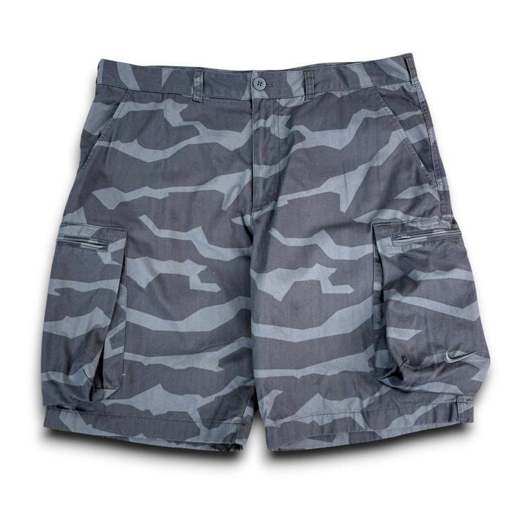 Nike 2000's baggy wide leg camo cargo shorts (L)