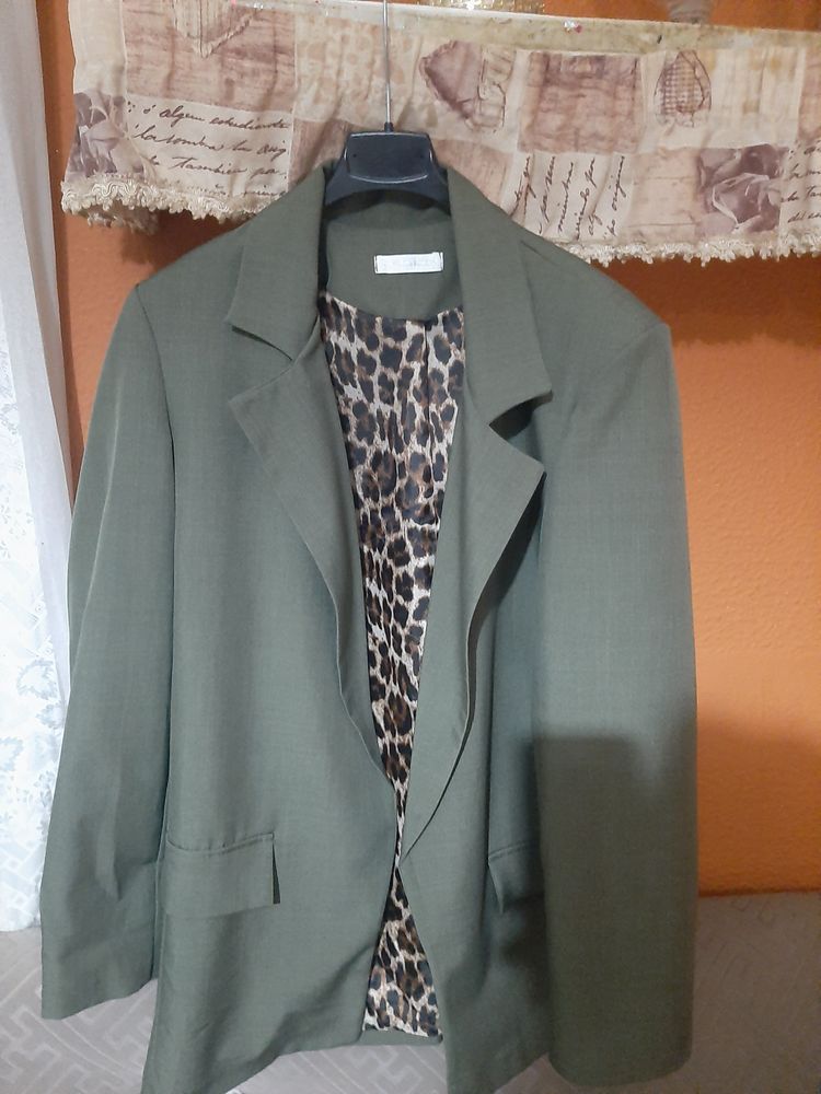 Li-Ning green blazer with leopard print lining product image
