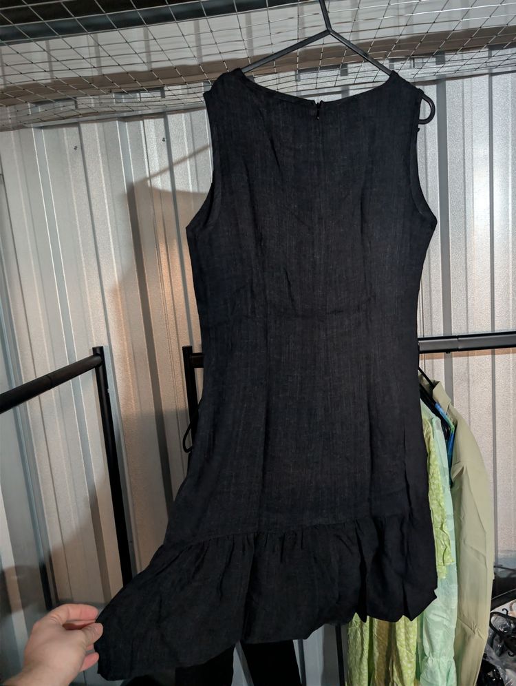 Black Sleeveless Dress image 2