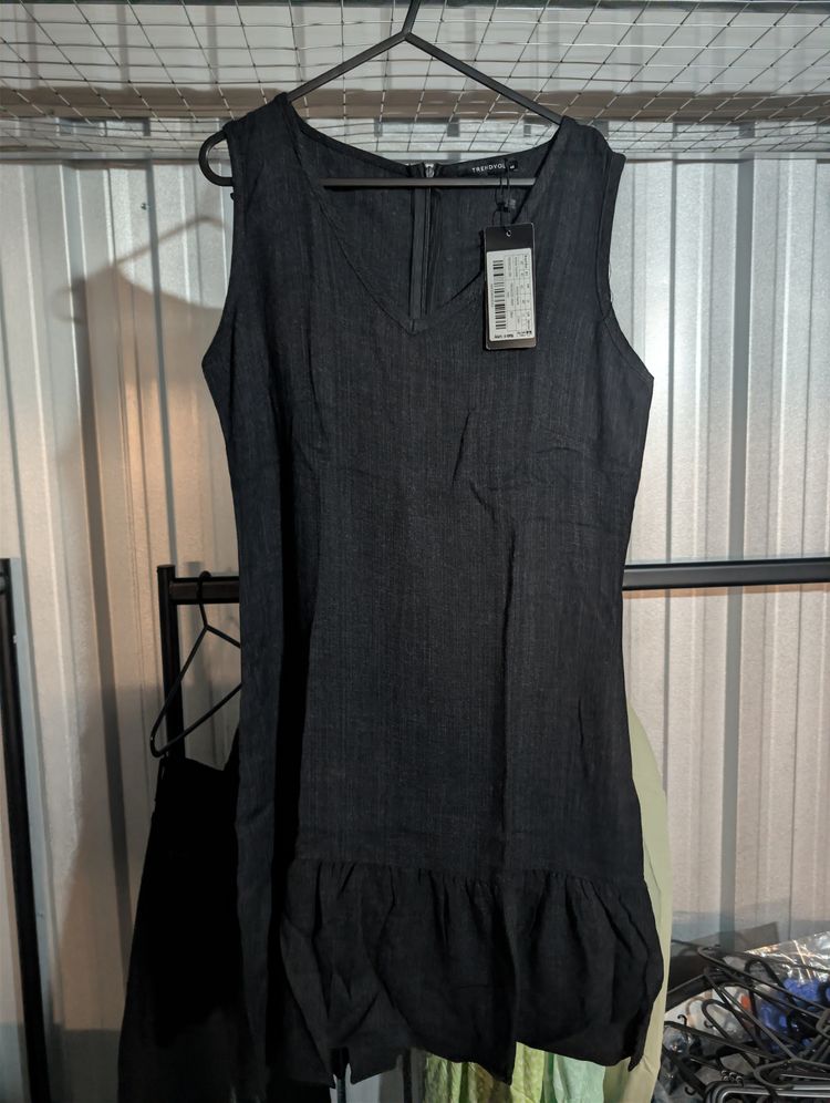 Black Sleeveless Dress